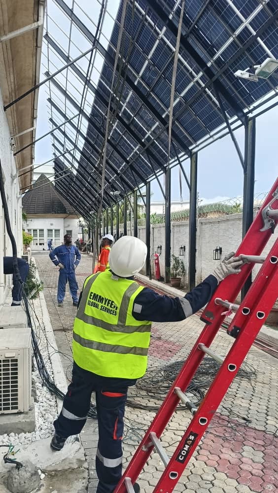 Emmyfer Technician wiring solar inverter system